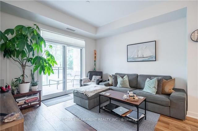 102 - 320 Plains Rd E, Condo with 1 bedrooms, 1 bathrooms and 2 parking in Burlington ON | Image 2