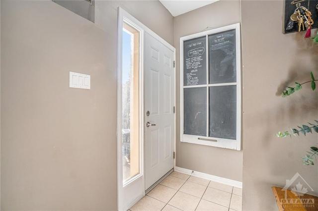 2610 Draper Avenue, Townhouse with 3 bedrooms, 2 bathrooms and 1 parking in Ottawa ON | Image 3