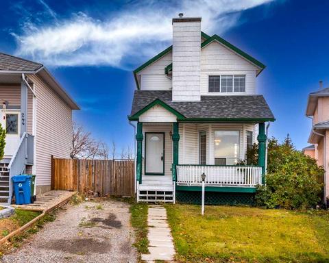 240 Fresno Place Ne, House detached with 3 bedrooms, 2 bathrooms and 2 parking in Calgary AB | Card Image