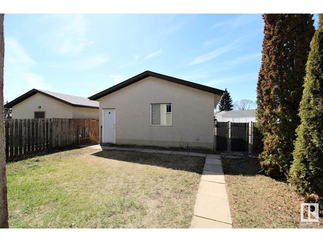 3021 139 Av Nw, House semidetached with 4 bedrooms, 2 bathrooms and null parking in Edmonton AB | Image 3