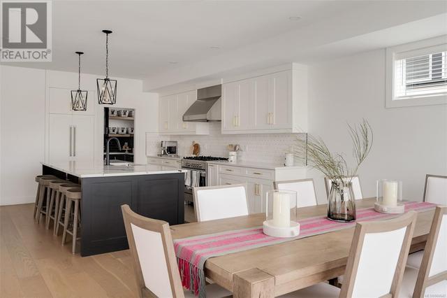 Sunny 14+ ft dinning area, perfect for entertaining | Image 21