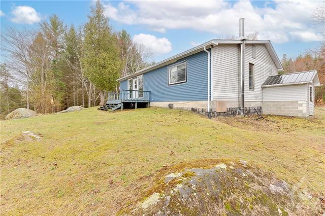 6097 Matawatchan Road, House detached with 3 bedrooms, 1 bathrooms and 10 parking in Greater Madawaska ON | Image 11