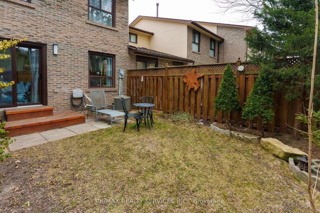 14 Collins Cres, Townhouse with 3 bedrooms, 2 bathrooms and 2 parking in Brampton ON | Image 20