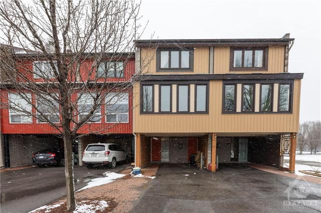 333 St Andrew Street, Townhouse with 3 bedrooms, 2 bathrooms and 3 parking in Ottawa ON | Image 1