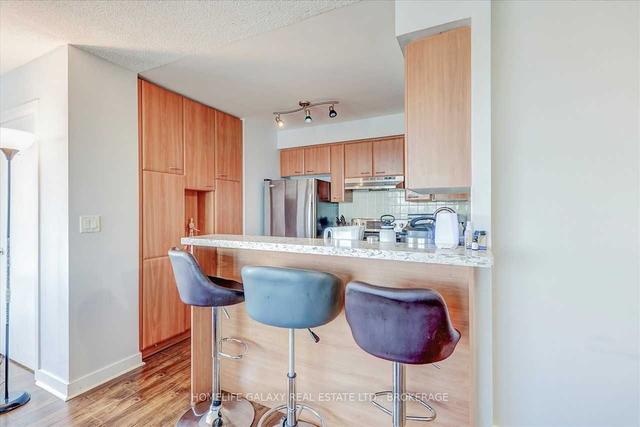 2603 - 38 Lee Center Dr, Condo with 2 bedrooms, 2 bathrooms and 1 parking in Toronto ON | Image 2