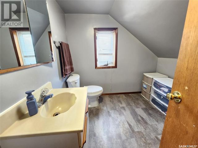 214 Government Road S, House detached with 2 bedrooms, 2 bathrooms and null parking in Weyburn SK | Image 20