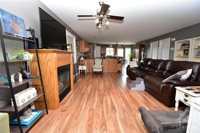 5573 Meadowbrook Drive, Home with 2 bedrooms, 2 bathrooms and 3 parking in South Dundas ON | Image 6