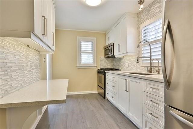 24 York View Dr, House detached with 2 bedrooms, 2 bathrooms and 3 parking in Toronto ON | Image 2