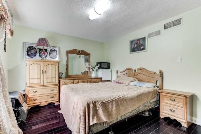 Upper - 3517 St Clair Ave, House detached with 4 bedrooms, 2 bathrooms and 3 parking in Toronto ON | Image 13