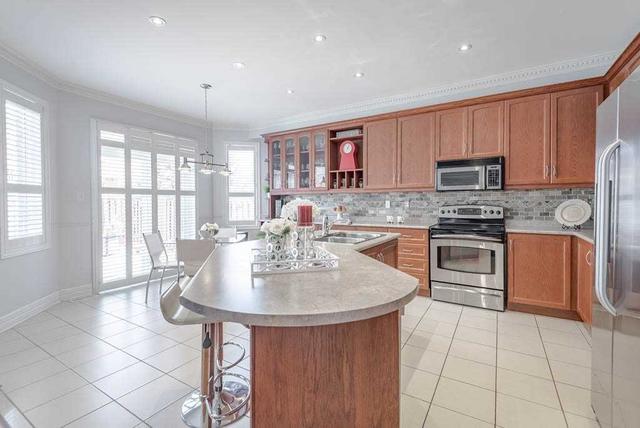 2492 Whistling Springs Cres, House detached with 4 bedrooms, 5 bathrooms and 4 parking in Oakville ON | Image 3