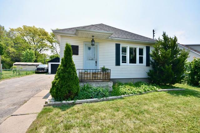 97 Queen St, House detached with 2 bedrooms, 2 bathrooms and 6 parking in Barrie ON | Image 1