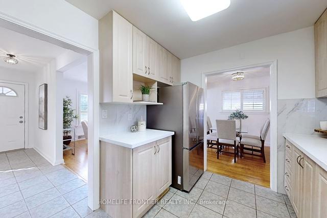2 Kellyvale Rd, House detached with 3 bedrooms, 2 bathrooms and 4 parking in Toronto ON | Image 9