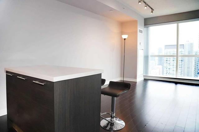 5001 - 386 Yonge St, Condo with 2 bedrooms, 2 bathrooms and 1 parking in Toronto ON | Image 3