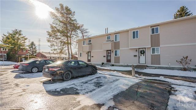 d - 415 Woodfield Drive, Townhouse with 3 bedrooms, 1 bathrooms and 1 parking in Ottawa ON | Image 1