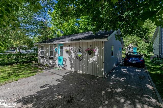 360 Muskoka Beach Road, House detached with 3 bedrooms, 1 bathrooms and 3 parking in Gravenhurst ON | Image 2