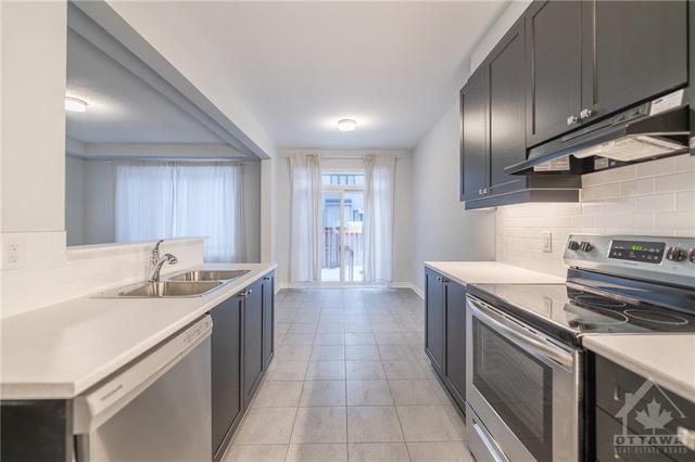 543 Rye Grass Way, Townhouse with 3 bedrooms, 3 bathrooms and 2 parking in Ottawa ON | Image 9