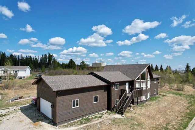 24 Assiniboine Drive, House detached with 7 bedrooms, 4 bathrooms and 6 parking in Swan Hills AB | Image 1
