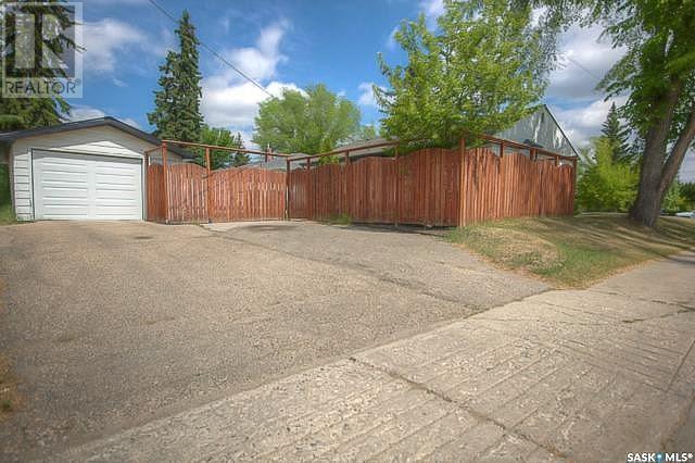 208 Wilson Crescent, House detached with 4 bedrooms, 2 bathrooms and null parking in Saskatoon SK | Image 2