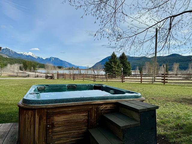 4423 Highway 95, House detached with 3 bedrooms, 2 bathrooms and null parking in Columbia Shuswap A BC | Image 35