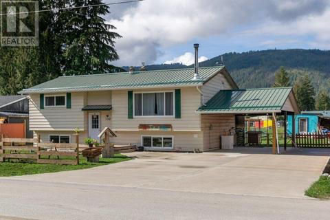 1142 Larch Avenue, House detached with 4 bedrooms, 2 bathrooms and 6 parking in Sicamous BC | Card Image