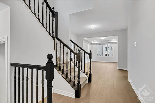 40 Lentago Avenue, Townhouse with 3 bedrooms, 3 bathrooms and 2 parking in Ottawa ON | Image 2