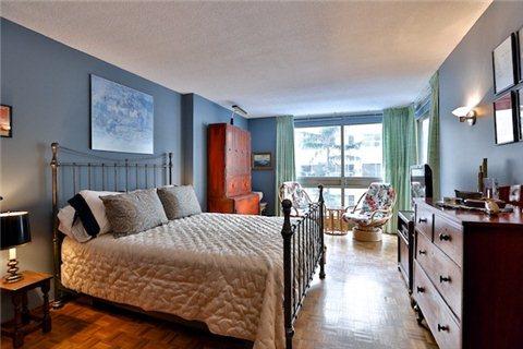 404 - 61 St Clair Ave W, Condo with 2 bedrooms, 2 bathrooms and 1 parking in Toronto ON | Image 9