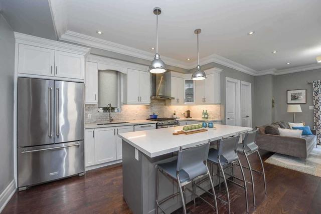 21 Brentwood Rd S, House detached with 3 bedrooms, 4 bathrooms and 3 parking in Toronto ON | Image 2