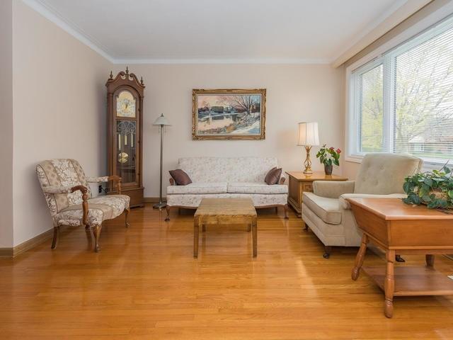 124 Thicketwood Dr, House detached with 3 bedrooms, 2 bathrooms and 3 parking in Toronto ON | Image 3