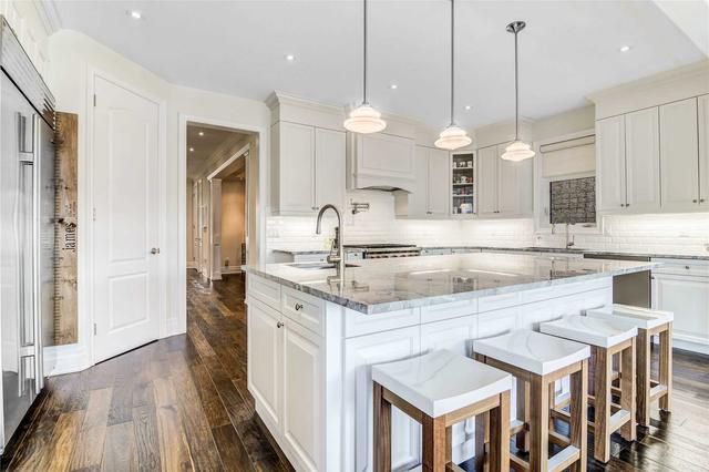 2434 Chateau Common Crt, House attached with 3 bedrooms, 4 bathrooms and 4 parking in Oakville ON | Image 4