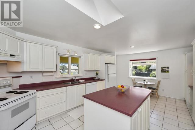 3461 Doncaster Dr, House detached with 5 bedrooms, 2 bathrooms and 4 parking in Saanich BC | Image 16
