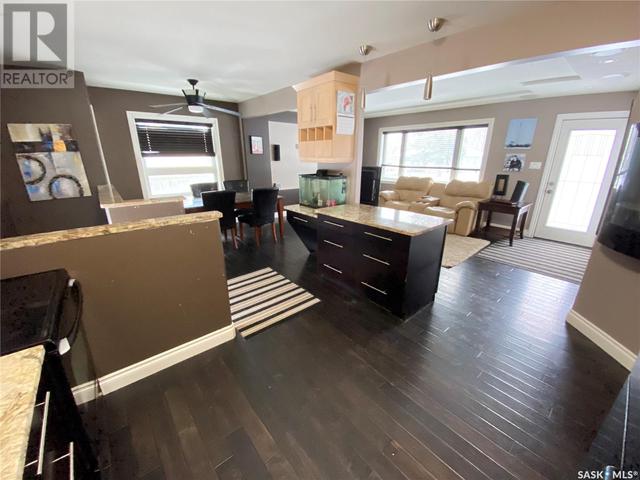 636 Elgin Street, House detached with 4 bedrooms, 2 bathrooms and null parking in Weyburn SK | Image 8