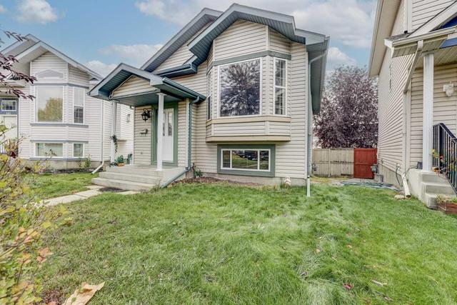 137 Erin Meadow Bay Se, House detached with 3 bedrooms, 2 bathrooms and 1 parking in Calgary AB | Image 2