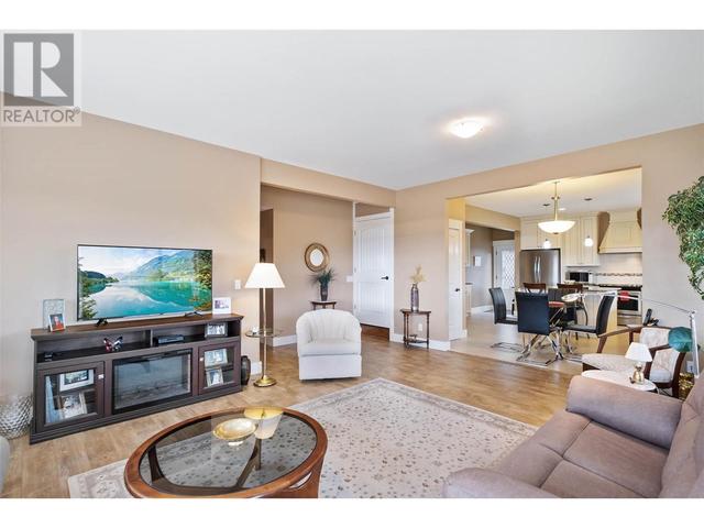 1297 Tanemura Crescent, House detached with 4 bedrooms, 4 bathrooms and 3 parking in Kelowna BC | Image 34