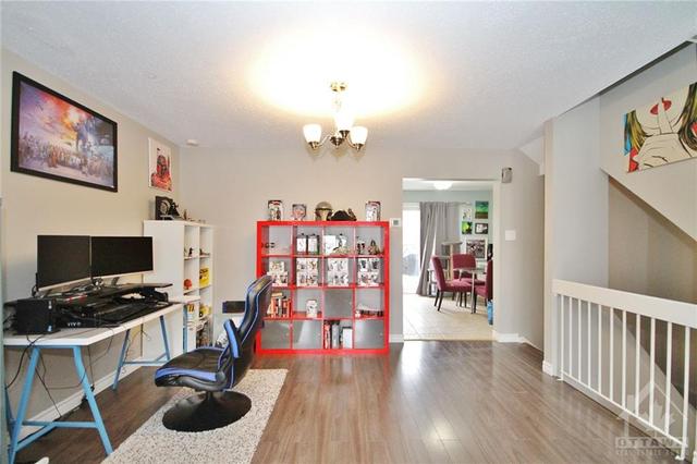 d - 284 Dalehurst Drive, Townhouse with 3 bedrooms, 2 bathrooms and 2 parking in Ottawa ON | Image 8