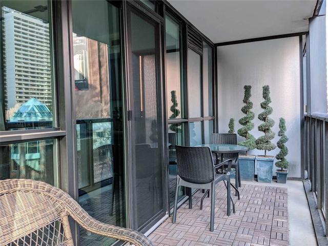 411 - 110 Charles St E, Condo with 1 bedrooms, 1 bathrooms and 0 parking in Toronto ON | Image 2