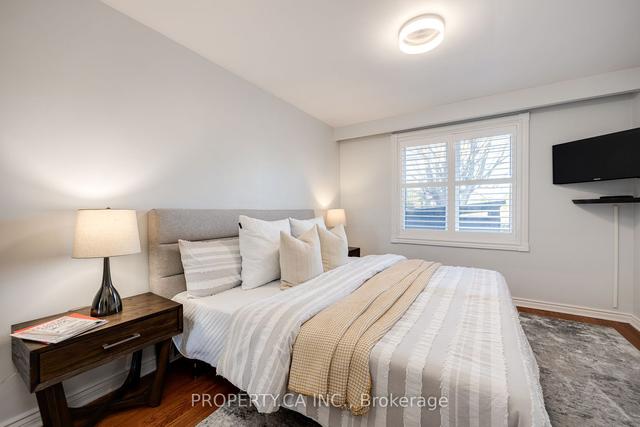 23 Niantic Cres, House semidetached with 3 bedrooms, 2 bathrooms and 4 parking in Toronto ON | Image 3