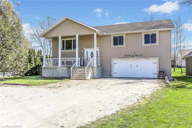 7439 91 County Road, House detached with 3 bedrooms, 2 bathrooms and 6 parking in Clearview ON | Image 2