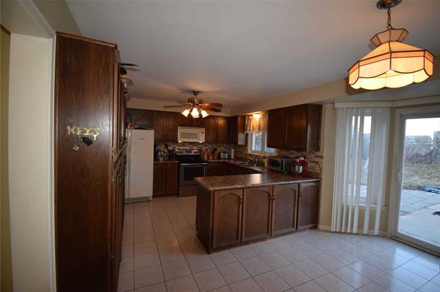 12 Laura Crt, House detached with 4 bedrooms, 3 bathrooms and 6 parking in Brampton ON | Image 8