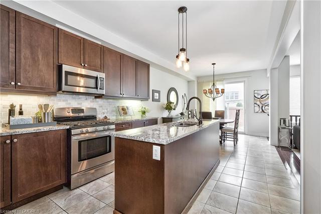 2429 Village Common, House attached with 3 bedrooms, 3 bathrooms and 2 parking in Oakville ON | Image 8