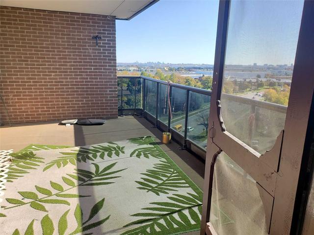 1005 - 4 Lisa St, Condo with 3 bedrooms, 2 bathrooms and 1 parking in Brampton ON | Image 4