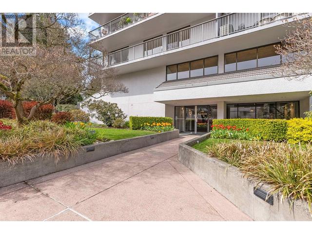 502 - 1745 Esquimalt Avenue, Condo with 2 bedrooms, 2 bathrooms and 1 parking in West Vancouver BC | Image 12