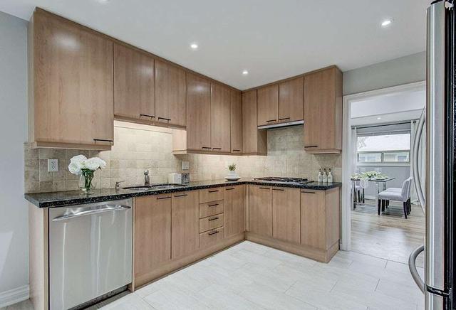 6 Fee Ave, House detached with 4 bedrooms, 4 bathrooms and 8 parking in Vaughan ON | Image 4