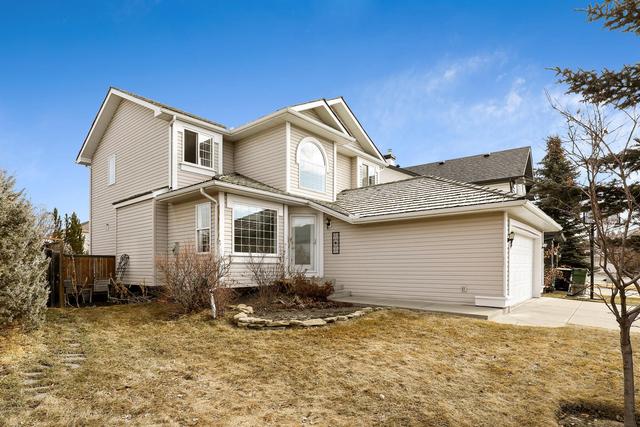 39 Valley Glen Heights Nw, House detached with 4 bedrooms, 3 bathrooms and 2 parking in Calgary AB | Image 2