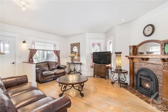 102 King Street, House detached with 5 bedrooms, 2 bathrooms and 5 parking in North Dundas ON | Image 5