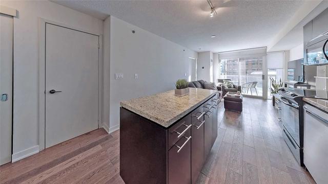 403 - 21 Nelson St, Condo with 2 bedrooms, 2 bathrooms and 1 parking in Toronto ON | Image 3
