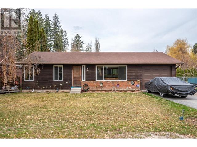 3305 8th Street, House detached with 3 bedrooms, 1 bathrooms and 5 parking in Okanagan Similkameen E BC | Image 1