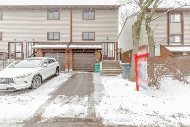 36 Carleton Pl, Townhouse with 3 bedrooms, 2 bathrooms and 2 parking in Brampton ON | Image 1