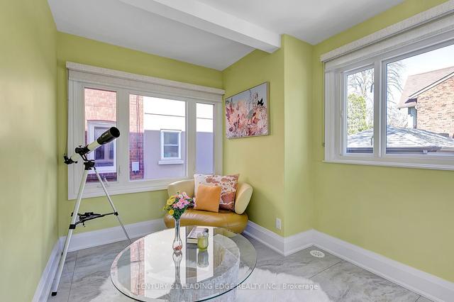 122 Lawrence Ave E, House detached with 3 bedrooms, 3 bathrooms and 5 parking in Toronto ON | Image 3