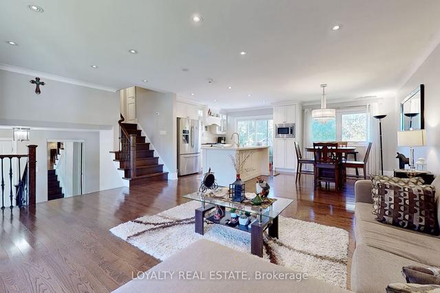 18 Lantana Crt, House detached with 4 bedrooms, 3 bathrooms and 3 parking in Toronto ON | Image 3