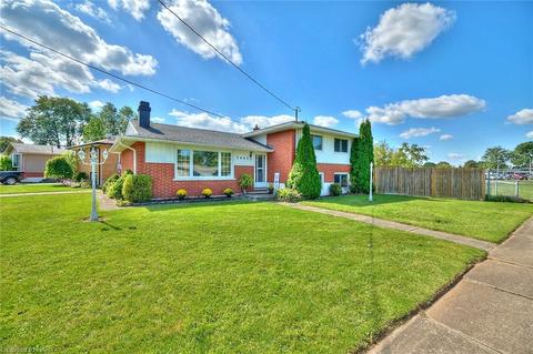 7405 Susan Crescent, House detached with 3 bedrooms, 1 bathrooms and 5 parking in Niagara Falls ON | Card Image